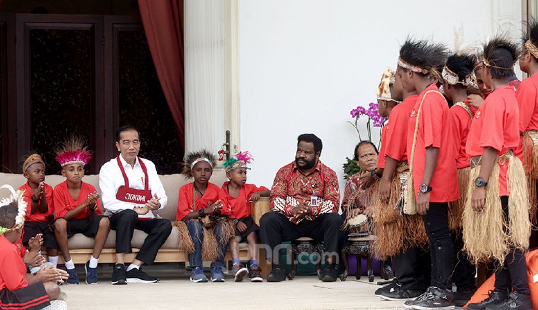 Presiden Joko Widodo menerima perwakilan siswa SD Kabupaten Jayapura dan Asmat, Provinsi Papua di Halaman Istana Merdeka, Jakarta, Jumat (11/10). - JPNN.com