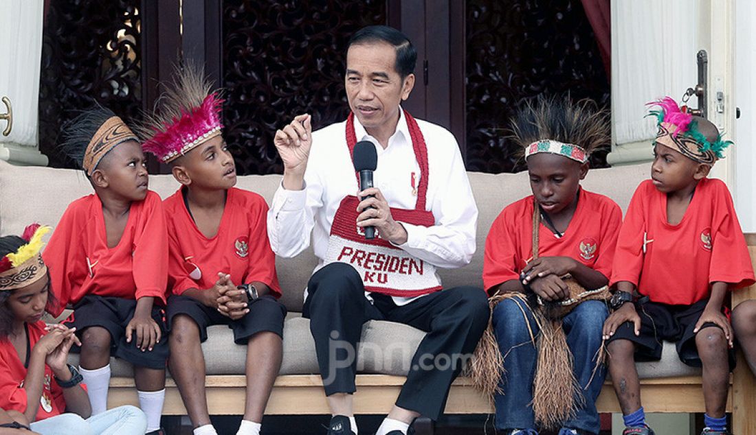 Presiden Joko Widodo menerima perwakilan siswa SD Kabupaten Jayapura dan Asmat, Provinsi Papua di Halaman Istana Merdeka, Jakarta, Jumat (11/10). - JPNN.com