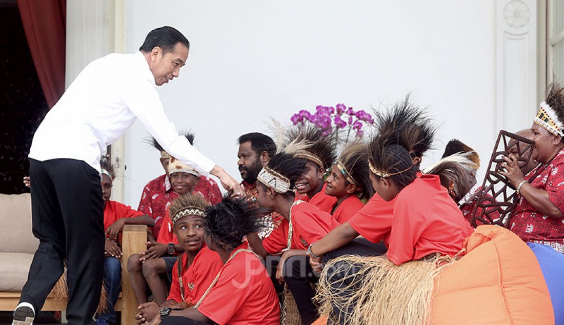 Presiden Joko Widodo menerima perwakilan siswa SD Kabupaten Jayapura dan Asmat, Provinsi Papua di Halaman Istana Merdeka, Jakarta, Jumat (11/10). - JPNN.com