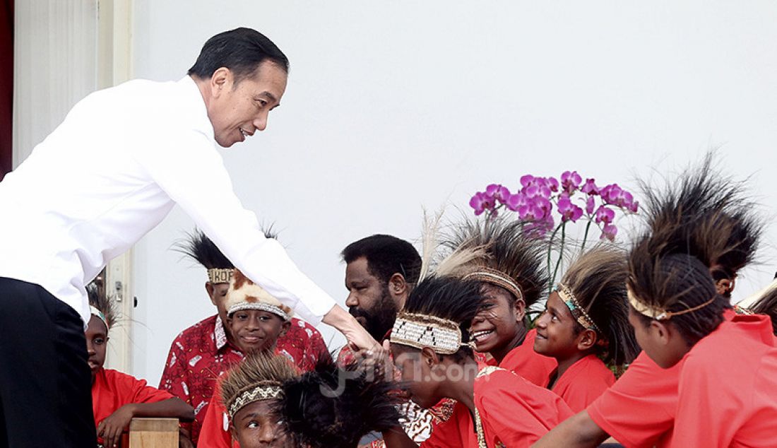 Presiden Joko Widodo menerima perwakilan siswa SD Kabupaten Jayapura dan Asmat, Provinsi Papua di Halaman Istana Merdeka, Jakarta, Jumat (11/10). - JPNN.com