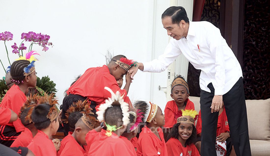 Presiden Joko Widodo menerima perwakilan siswa SD Kabupaten Jayapura dan Asmat, Provinsi Papua di Halaman Istana Merdeka, Jakarta, Jumat (11/10). - JPNN.com