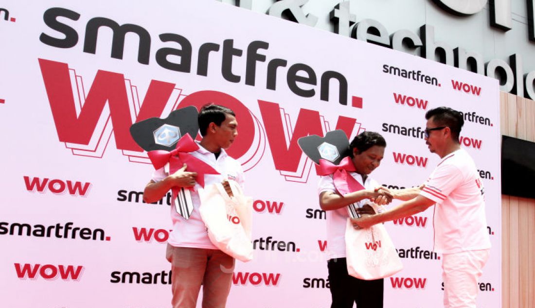 Deputy CEO Smartfren Djoko Tata Ibrahim memberikan hadiah kepada pemenang program undian Smarfren WOW, Jakarta, Senin (14/10). - JPNN.com