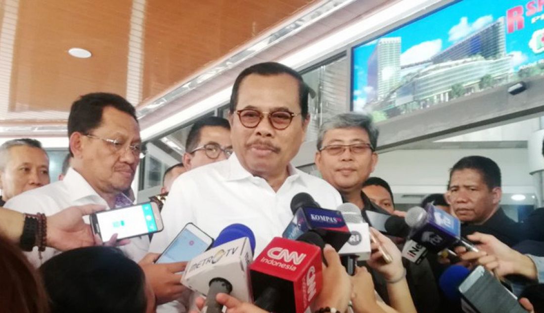 Jaksa Agung M Prasetyo, usai menjenguk Menko Polhukam Wiranto di RSPAD Gatot Soebroto, Jakarta, Selasa (15/10). - JPNN.com