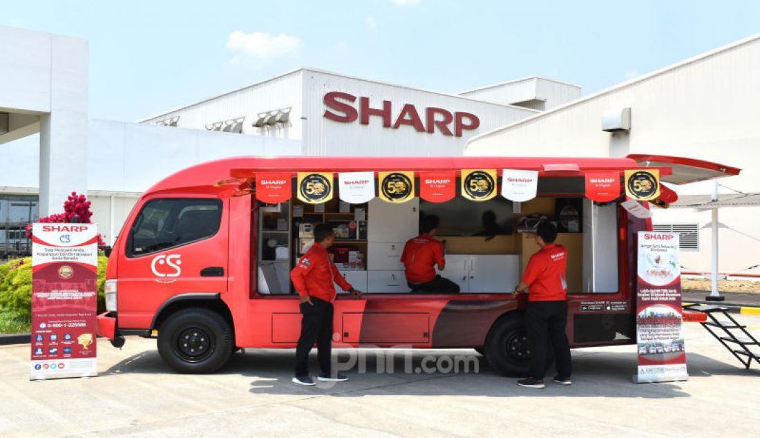 PT Sharp Electronics Indonesia meluncurkan armada layanan purna jual Sharp Mobile Service Station (SMSS). Ruang dalam armada sebagai ruangan servis dan memaksimalkan kenyamanan pelanggan saat melihat produk yang di pamerkan. - JPNN.com