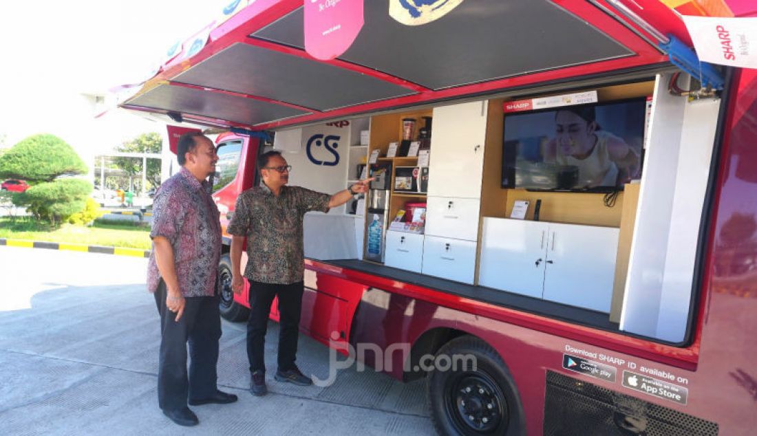 PT Sharp Electronics Indonesia meluncurkan armada layanan purna jual Sharp Mobile Service Station (SMSS). Ruang dalam armada sebagai ruangan servis dan memaksimalkan kenyamanan pelanggan saat melihat produk yang di pamerkan. - JPNN.com