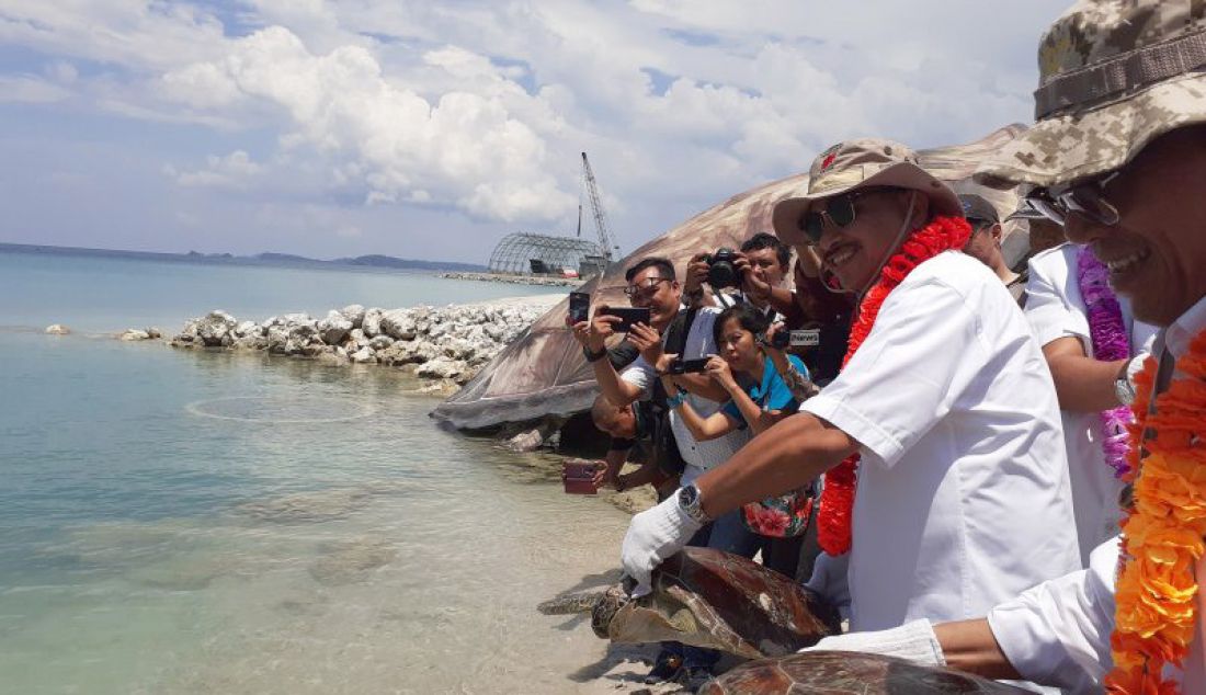 Menteri Pariwisata Arif Yahya melepas penyu di Pulau Pengalap, Kota Batam, Kepulauan Riau, Rabu (16/10). - JPNN.com