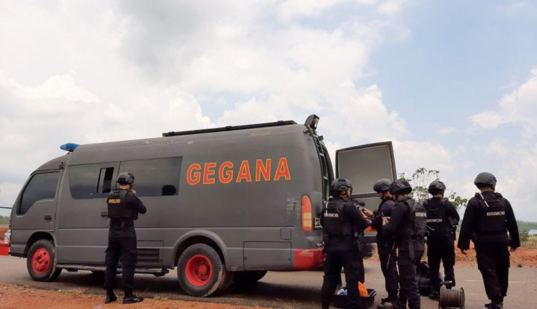 Tim Gegana dari Polda Kepri melakukan pemusnahan granat aktif dengan cara diledakkan di Tanjungpinang, Rabu (16/10). Sebanyak delapan granat dimusnahkan. - JPNN.com