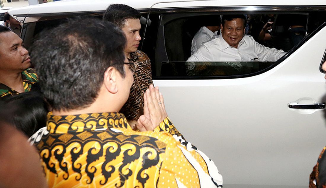 Ketua Umum Partai Gerindra Prabowo Subianto saat meninggalkan Kantor DPP Partai Golkar, Jakarta, Selasa (15/10). - JPNN.com