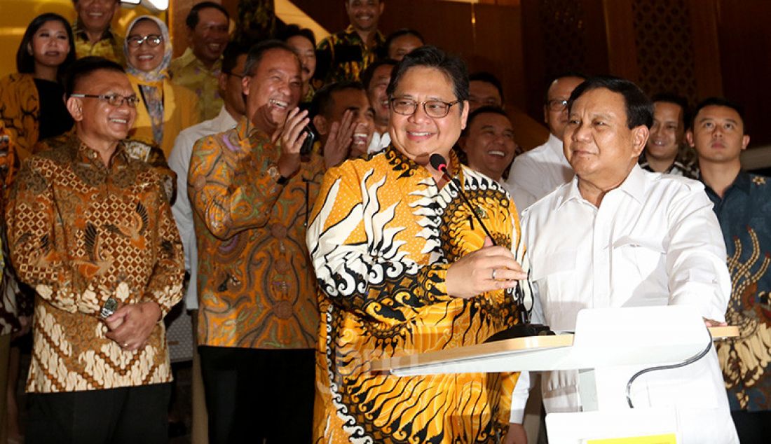 Ketua Umum Partai Gerindra Prabowo Subianto bersama Ketua Umum Partai Golkar Airlangga Hartarto memberikan keterangan di Kantor DPP Partai Golkar, Jakarta, Selasa (15/10). - JPNN.com