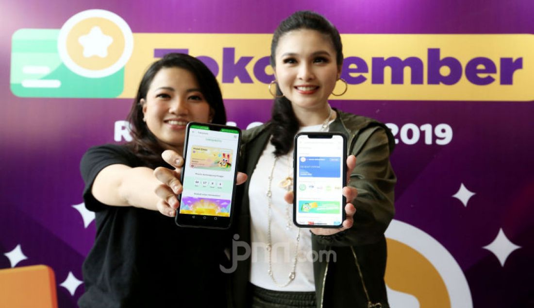 AVP of Business Tokopedia Jessica Stephanie Jap dan Aktris dan Pengusaha Sandra Dewi saat meluncurkan TokoMember, Jakarta, Rabu (16/10). Melalui fitur TokoMember, Tokopedia mempermudah masyarakat Indonesia memenuhi kebutuhan sehari-hari dengan memberikan sederet nilai tambah demi kenyamanan berbelanja sekaligus mengakselerasi pemerataan ekonomi secara digital di Indonesia. - JPNN.com