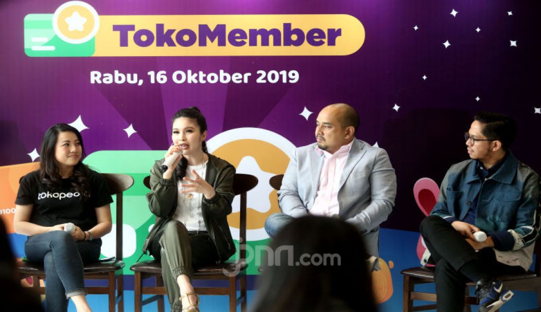 Head of E-commerce Reckitt Benckiser Rudy Adrian,  AVP of Business Tokopedia Jessica Stephanie Jap, Aktris dan Pengusaha Sandra Dewi, Head of E-commerce Beiersdorf Indra Agustian Pribadi meluncurkan TokoMember, Jakarta, Rabu (16/10). - JPNN.com