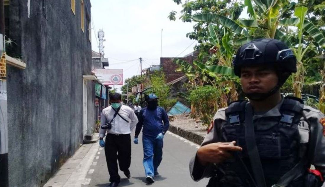 Polisi saat menjaga jalan masuk menuju rumah tinggal terduga teroris KH, yang ada di Gang Murai RT 02 RW 22, Desa Cemani, Kabupaten, Sukoharjo, Jawa Tengah, Rabu (16/10). - JPNN.com
