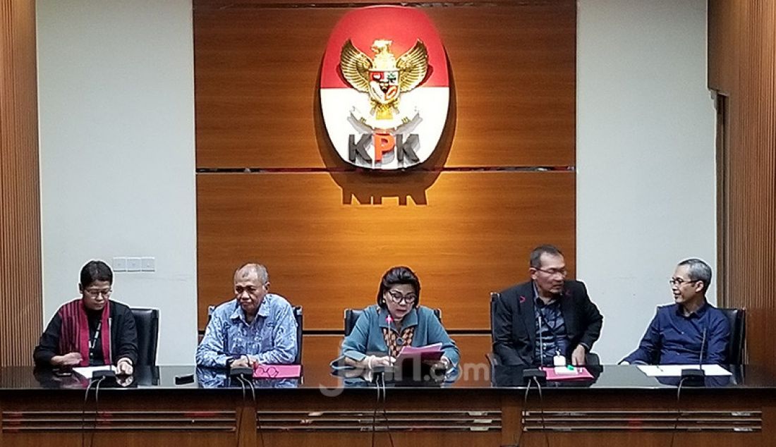 Komisi Pemberantasan Korupsi (KPK) menggelar konferensi pers, Rabu (16/10) malam. KPK menetapkan Wali Kota Medan Tengku Dzulmi Eldin sebagai tersangka kasus dugaan suap terkait proyek dan jabatan. - JPNN.com
