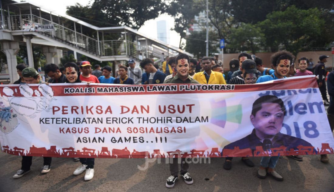 Massa yang tergabung dalam Koalisi Mahasiswa Lawan Plutokrasi melakukan aksi unjuk rasa di depan Gedung KPK, Jakarta, Jumat (18/10). - JPNN.com