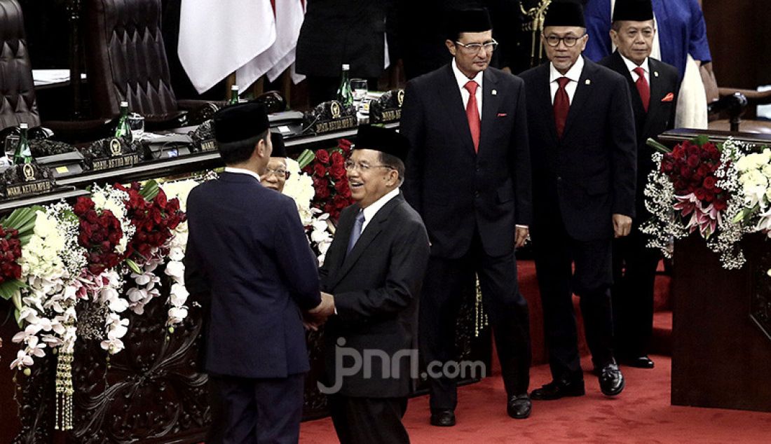 Mantan Wakil Presiden Jusuf Kalla memberikan ucapan selamat kepada Presiden Joko Widodo usai pelantikan Presiden dan Wakil Presiden periode 2019-2024 di Gedung MPR, Jakarta, Minggu (20/10). - JPNN.com