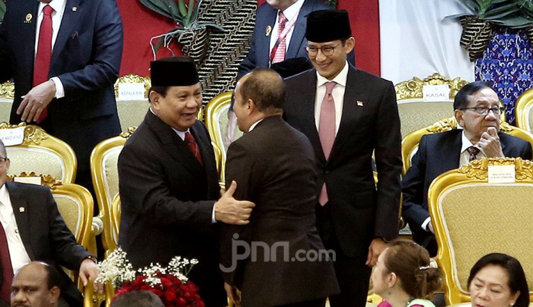 Prabowo Subianto dan Sandiaga Uno menghadiri pelantikan Presiden Joko Widodo dan Wakil Presiden Ma'ruf Amin di Gedung MPR, Jakarta, Minggu (20/10). - JPNN.com