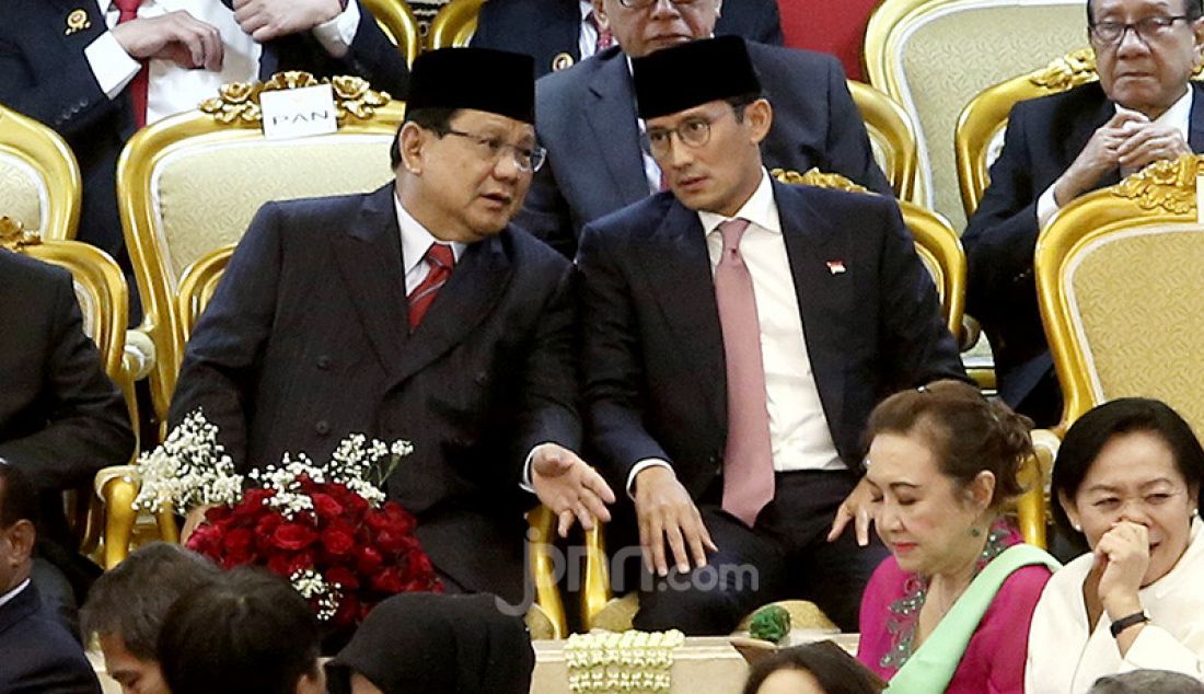Prabowo Subianto dan Sandiaga Uno menghadiri pelantikan Presiden Joko Widodo dan Wakil Presiden Ma'ruf Amin di Gedung MPR, Jakarta, Minggu (20/10). - JPNN.com