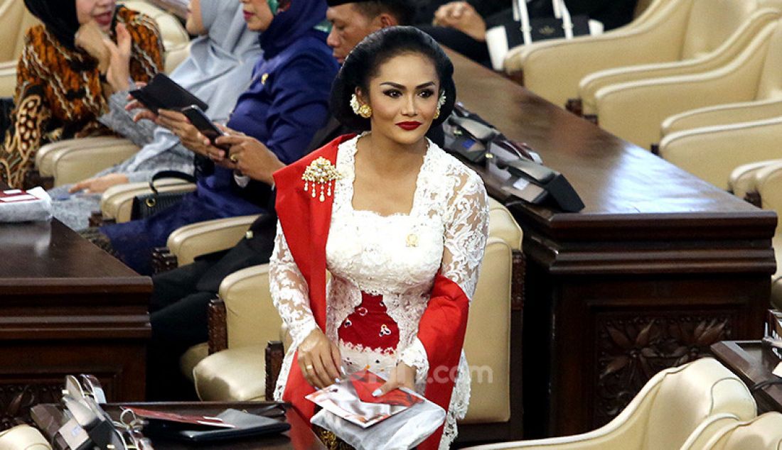 Anggota DPR Krisdayanti saat menghadiri pelantikan Presiden dan Wakil Presiden 2019 - 2024, Senayan, Jakarta, Minggu (2010). - JPNN.com