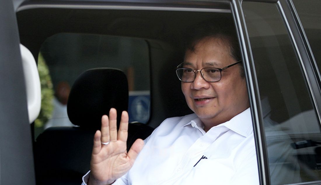 Airlangga Hartarto saat keluar dari komplek Istana Negara, Jakarta, Senin (21/10). - JPNN.com