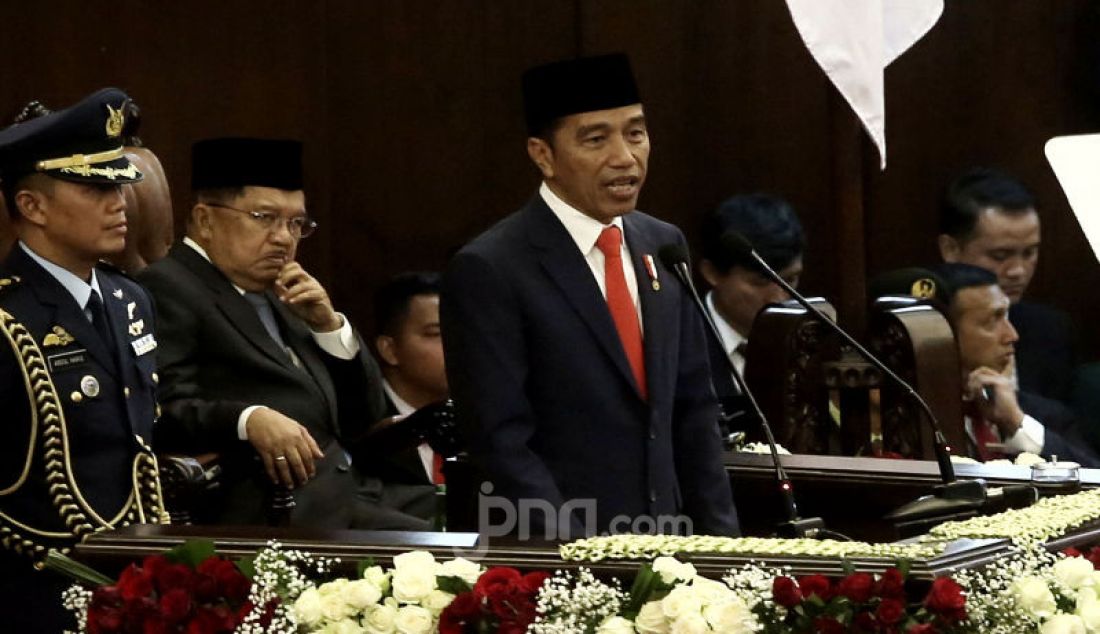 Presiden Joko Widodo menyampaikan pidato perdana usai dilantik menjadi Presiden periode 2019-2024 di Gedung MPR, Jakarta, Minggu (20/10). Dalam Pidatonya, Jokowi mengutamakan pada pembangunan SDM, Infrastruktur, Regulasi, Birokrasi dan transformasi ekonomi. - JPNN.com