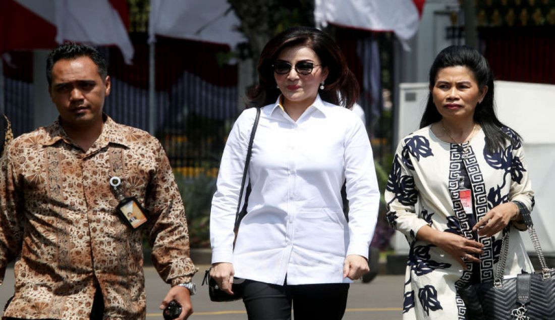 Bupati Minahasa Selatan Christiany Eugenia Tetty Paruntu tiba di komplek Istana Negara, Jakarta, Senin (21/10). - JPNN.com