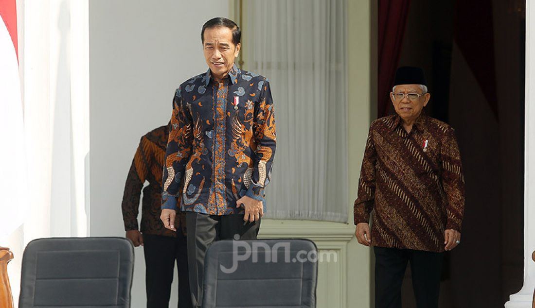 Presiden Joko Widodo bersama Wapres Ma'ruf Amin memperkenalkan Menteri Kabinet Indonesia Maju 2019-2024 di Veranda Depan Istana Merdeka, Rabu (23/10). - JPNN.com