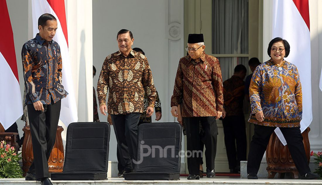 Presiden Joko Widodo bersama Wapres Ma'ruf Amin memperkenalkan Menteri Kabinet Indonesia Maju 2019-2024 di Veranda Depan Istana Merdeka, Rabu (23/10). - JPNN.com