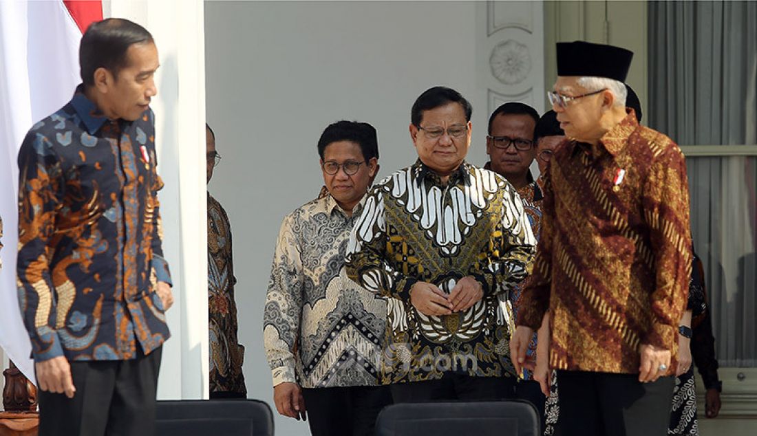 Presiden Joko Widodo bersama Wapres Ma'ruf Amin memperkenalkan Menteri Kabinet Indonesia Maju 2019-2024 di Veranda Depan Istana Merdeka, Rabu (23/10). - JPNN.com