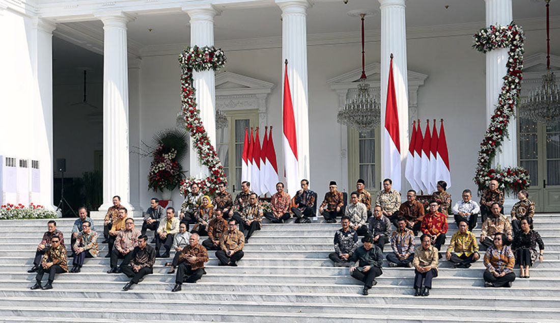 Presiden Joko Widodo bersama Wapres Ma'ruf Amin memperkenalkan Menteri Kabinet Indonesia Maju 2019-2024 di Veranda Depan Istana Merdeka, Rabu (23/10). - JPNN.com