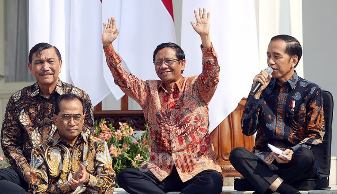 Presiden Joko Widodo memperkenalkan Menko Polhukam Mahfud MD di Veranda Depan Istana Merdeka, Jakarta, Rabu (/23/10). - JPNN.com