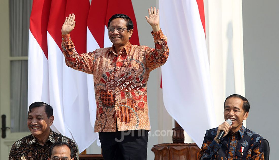 Presiden Joko Widodo memperkenalkan Menko Polhukam Mahfud MD di Veranda Depan Istana Merdeka, Jakarta, Rabu (/23/10). - JPNN.com