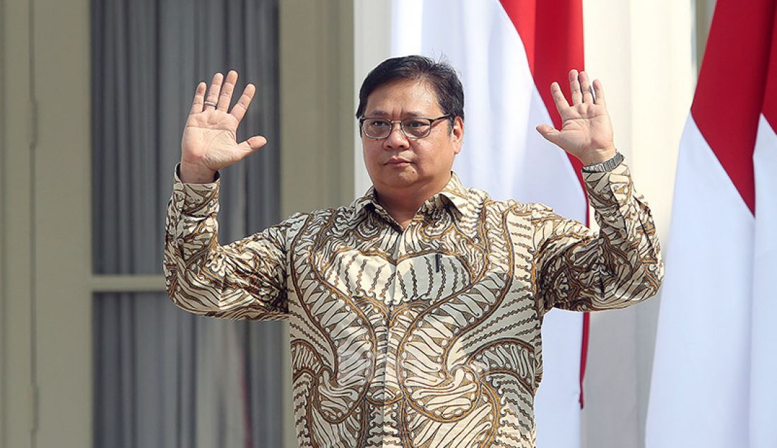 Presiden Joko Widodo memperkenalkan Menko Perekonomian Airlangga Hartarto di Veranda Depan Istana Merdeka, Jakarta, Rabu (/23/10). - JPNN.com