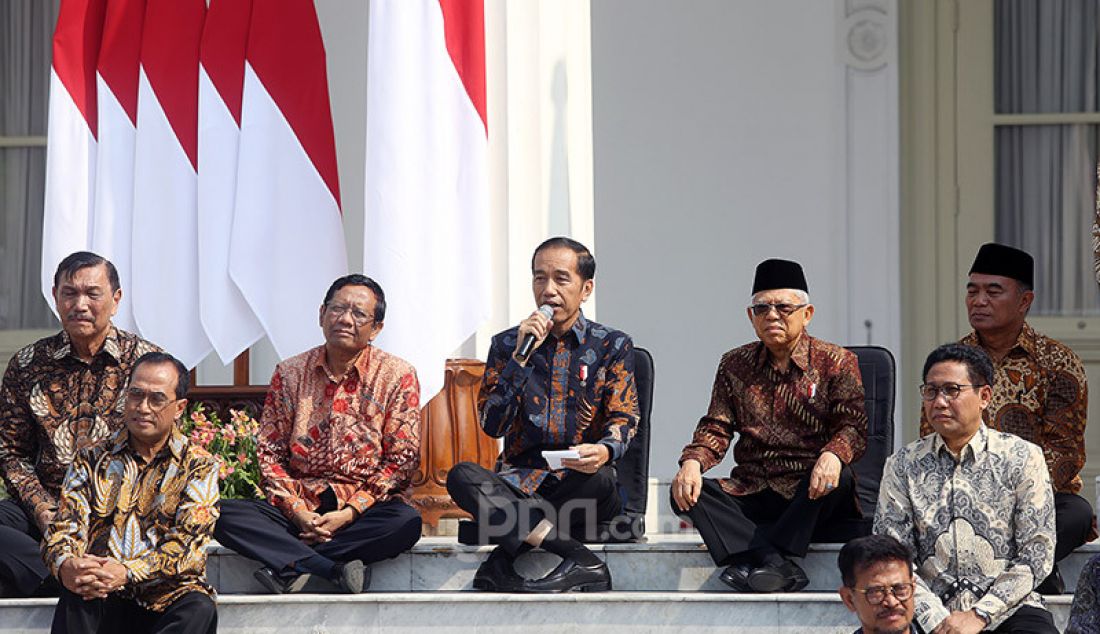 Presiden Joko Widodo bersama Wapres Ma'ruf Amin memperkenalkan Menteri Kabinet Indonesia Maju 2019-2024 di Veranda Depan Istana Merdeka, Rabu (23/10). - JPNN.com