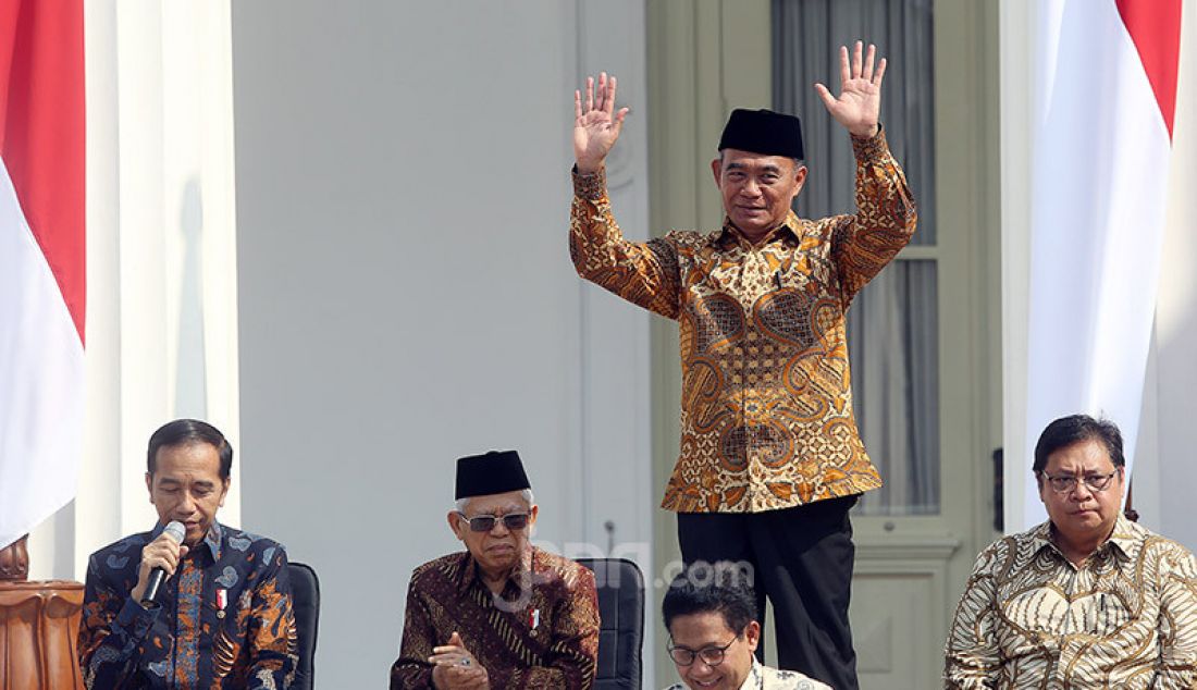 Presiden Joko Widodo memperkenalkan Menko PMK Muhadjir Effendy di Veranda Depan Istana Merdeka, Jakarta, Rabu (/23/10). - JPNN.com