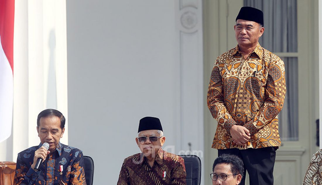 Presiden Joko Widodo memperkenalkan Menko PMK Muhadjir Effendy di Veranda Depan Istana Merdeka, Jakarta, Rabu (/23/10). - JPNN.com