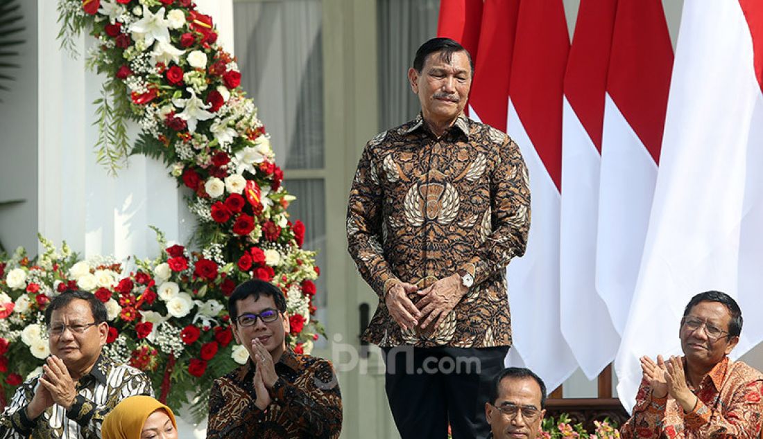 Presiden Joko Widodo memperkenalkan Menko Maritim dan Investasi Luhut Panjaitan di Veranda Depan Istana Merdeka, Jakarta, Rabu (/23/10). - JPNN.com