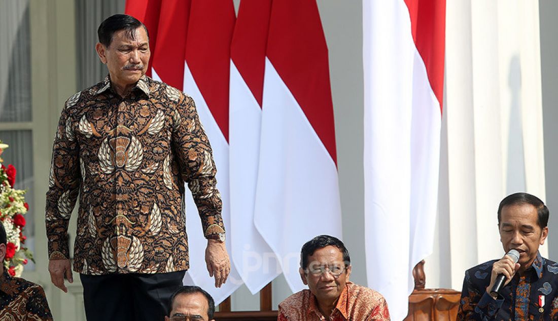 Presiden Joko Widodo memperkenalkan Menko Maritim dan Investasi Luhut Panjaitan di Veranda Depan Istana Merdeka, Jakarta, Rabu (/23/10). - JPNN.com