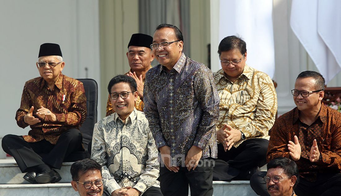 Presiden Joko Widodo memperkenalkan Mensesneg Pratikno di Veranda Depan Istana Merdeka, Jakarta, Rabu (/23/10). - JPNN.com