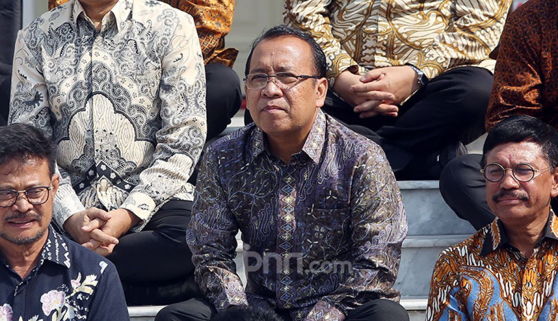 Presiden Joko Widodo memperkenalkan Mensesneg Pratikno di Veranda Depan Istana Merdeka, Jakarta, Rabu (/23/10). - JPNN.com