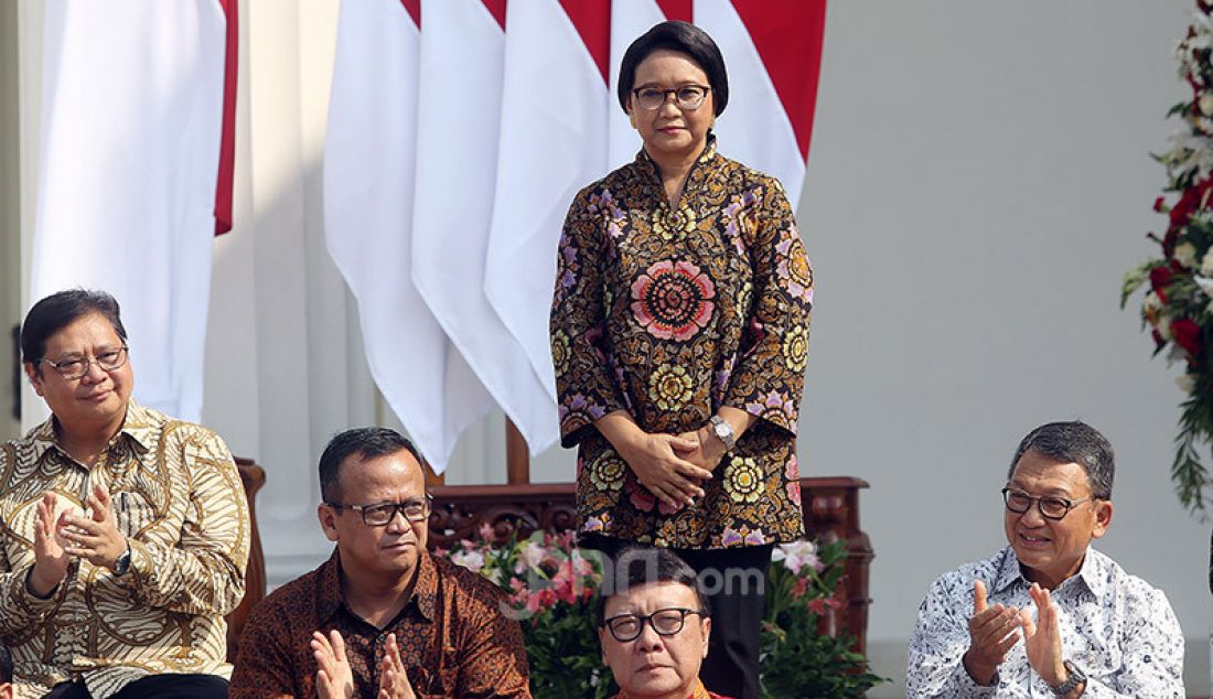 Presiden Joko Widodo memperkenalkan Menlu Retno LP Marsudi di Veranda Depan Istana Merdeka, Jakarta, Rabu (/23/10). - JPNN.com