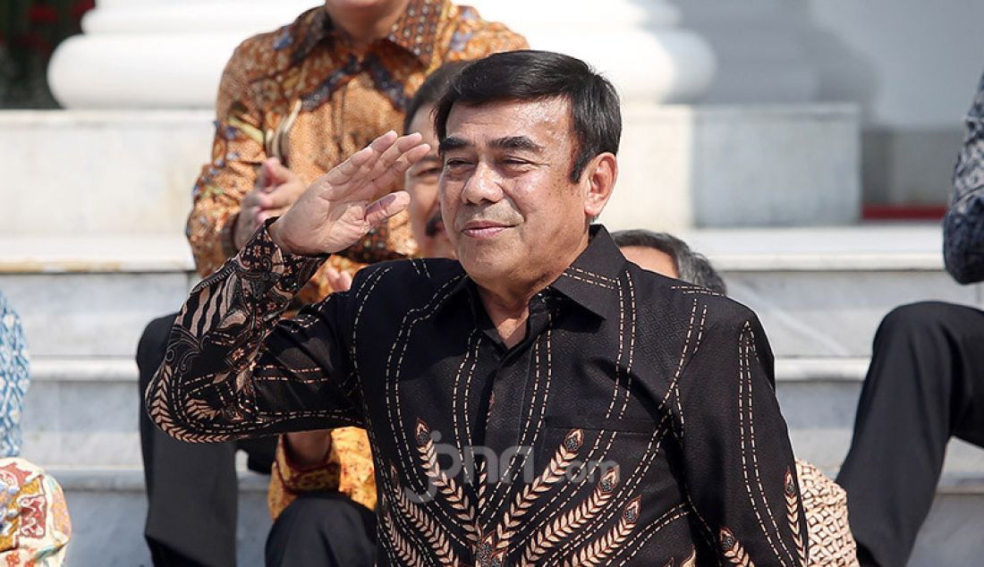 Menag Fachrul Razi saat diperkenalkan oleh Presiden Joko Widodo di Veranda Depan Istana Merdeka, Jakarta, Rabu (/23/10). - JPNN.com