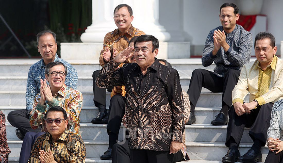 Menag Fachrul Razi saat diperkenalkan oleh Presiden Joko Widodo di Veranda Depan Istana Merdeka, Jakarta, Rabu (/23/10). - JPNN.com