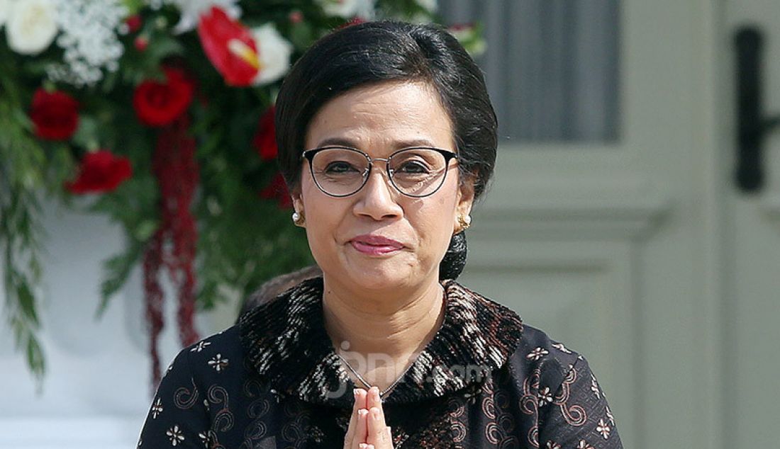 Presiden Joko Widodo memperkenalkan Menkeu Sri Mulyani di Veranda Depan Istana Merdeka, Jakarta, Rabu (/23/10). - JPNN.com