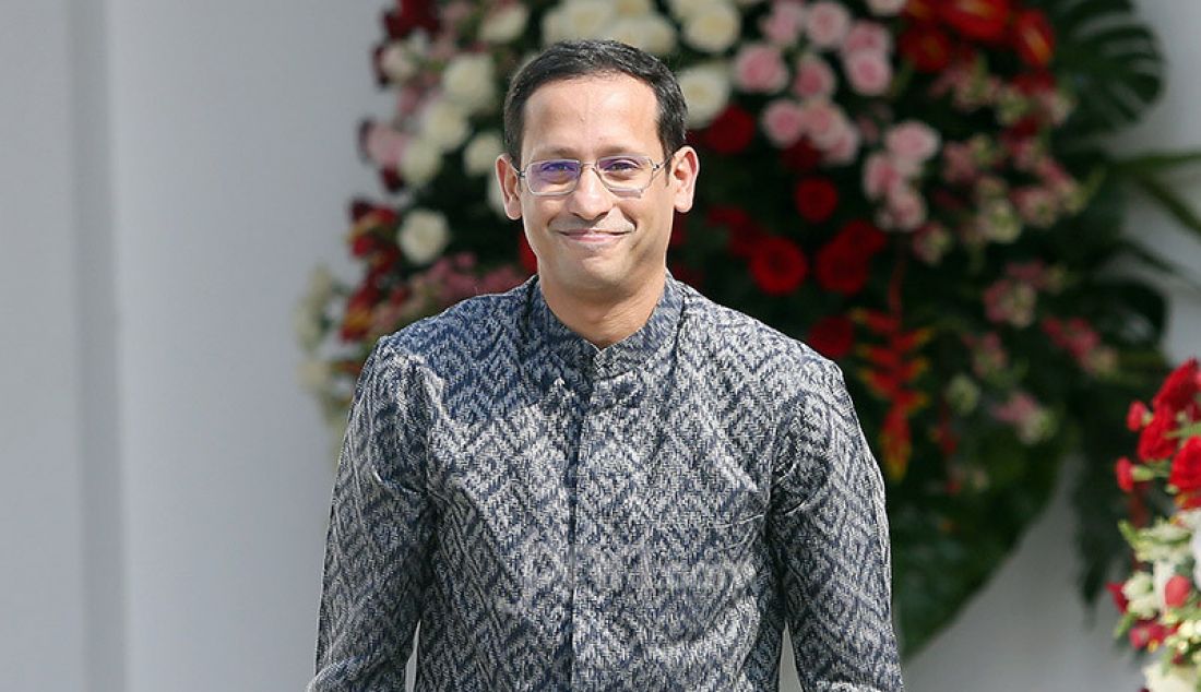 Presiden Joko Widodo memperkenalkan Mendikbud Nadiem Makarim di Veranda Depan Istana Merdeka, Jakarta, Rabu (/23/10). - JPNN.com