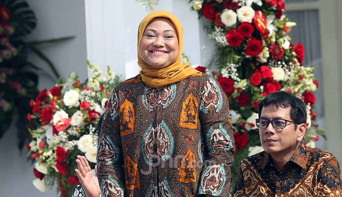 Menaker Ida Fauziyah saat diperkenalkan oleh Presiden Joko Widodo di Veranda Depan Istana Merdeka, Jakarta, Rabu (/23/10). - JPNN.com