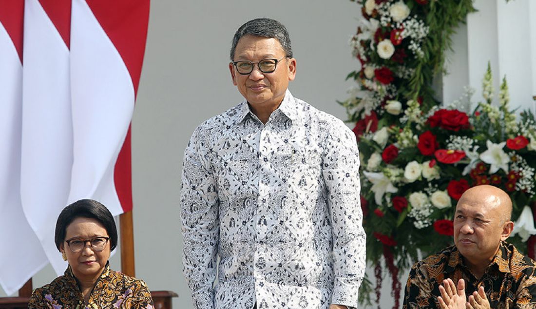 Presiden Joko Widodo memperkenalkan Menteri ESDM Arifin Tasrif di Veranda Depan Istana Merdeka, Jakarta, Rabu (/23/10). - JPNN.com