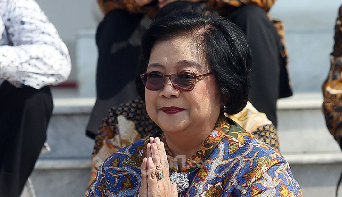 Presiden Joko Widodo memperkenalkan Menteri LHK Siti Nurbaya Bakar di Veranda Depan Istana Merdeka, Jakarta, Rabu (/23/10). - JPNN.com