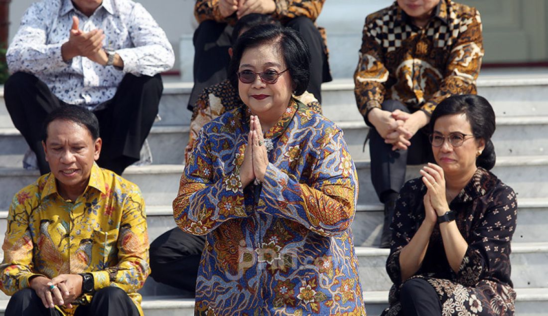 Presiden Joko Widodo memperkenalkan Menteri LHK Siti Nurbaya Bakar di Veranda Depan Istana Merdeka, Jakarta, Rabu (/23/10). - JPNN.com