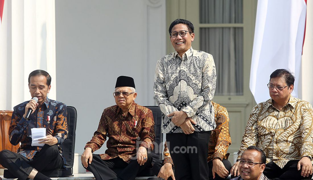 Presiden Joko Widodo memperkenalkan Mendes PDTT Abdul Halim Iskandar di Veranda Depan Istana Merdeka, Jakarta, Rabu (/23/10). - JPNN.com