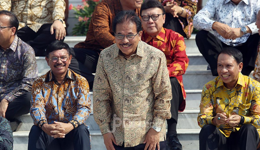 Presiden Joko Widodo memperkenalkan Menteri ATR Sofyan Djalil di Veranda Depan Istana Merdeka, Jakarta, Rabu (/23/10). - JPNN.com